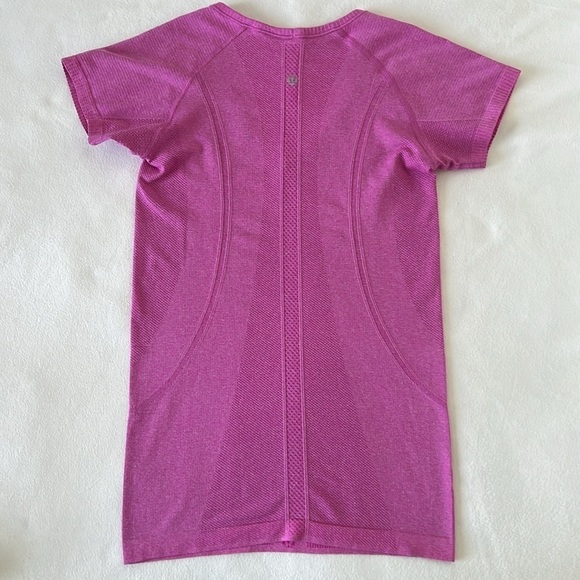 Lululemon Swiftly Tech Short Sleeve v neck
Heathered Pow Pink Light - Picture 8 of 10
